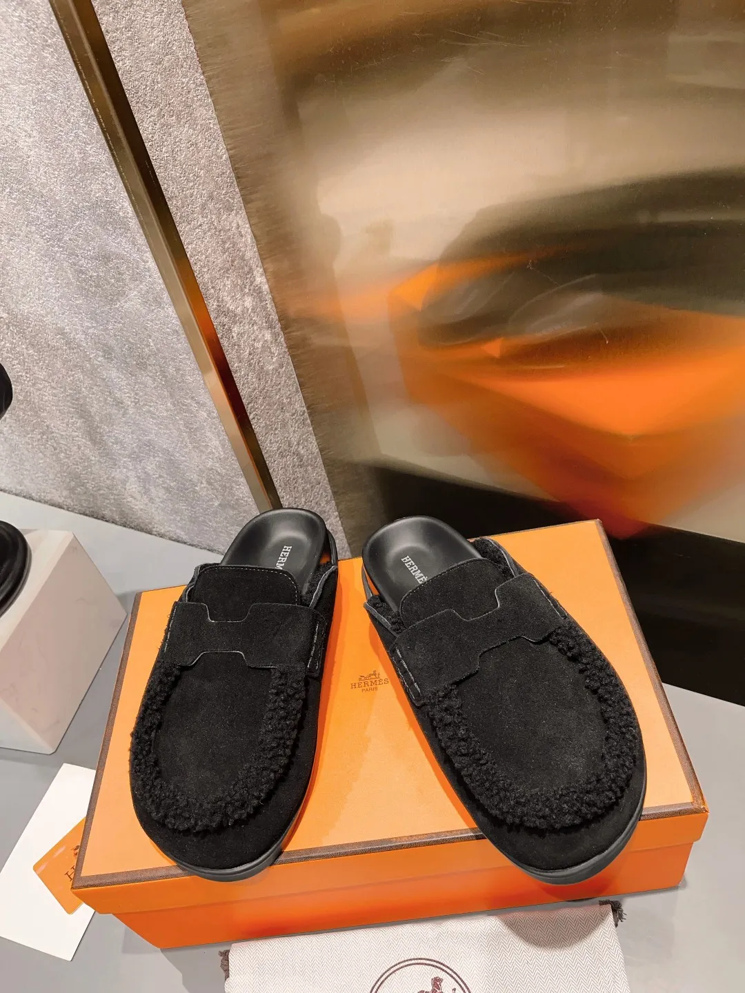 [H Family Hermès] P: 520💰 Size: Male 39-44 (45 customized) Female 35-40 (41 customized) HERMES Hermès top luxury version HERMES Hermès cute half-drag.  Jindian’s family language design! It looks good no matter how you match it! Casual and high-end feeling. The comfort is also great. Paired with various colorful socks, it gives a trendy and high-end feeling. The top version of real wool is high quality. ●Upper: imported cow suede. ●Inner: imported sheepskin. ●Foot pads: imported mixed sheepskin.